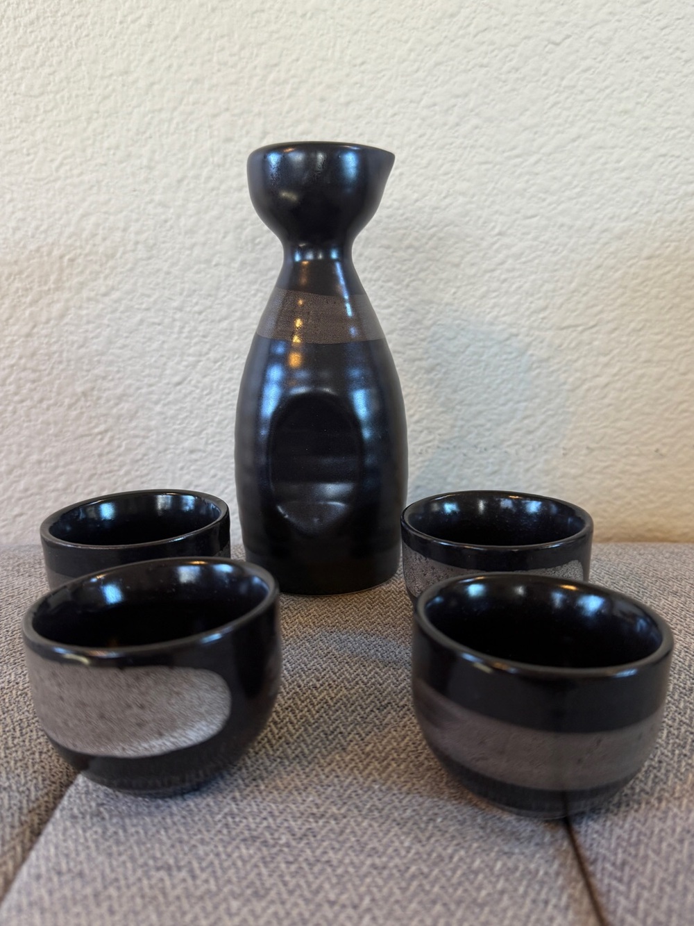 Japanese Sake Set with Tokkuri and Four Sakaguki Cups - Black and Brown - Picture 4 of 16